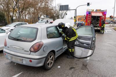 INCENDIO AUTO A METANO VIALE PO