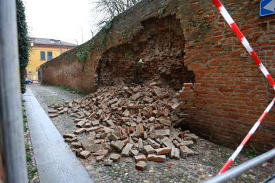 CROLLO MURO VIA DEL MELLONE