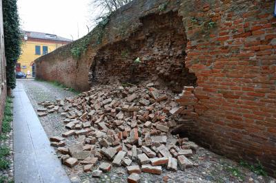 CROLLO MURO VIA DEL MELLONE