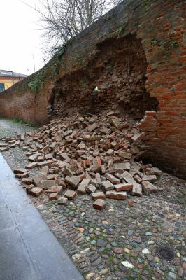 CROLLO MURO VIA DEL MELLONE