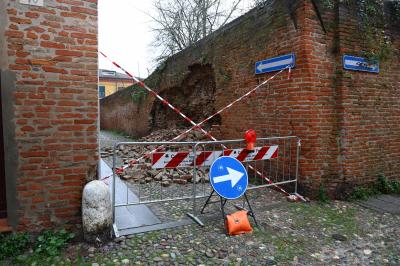 CROLLO MURO VIA DEL MELLONE