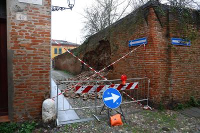 CROLLO MURO VIA DEL MELLONE