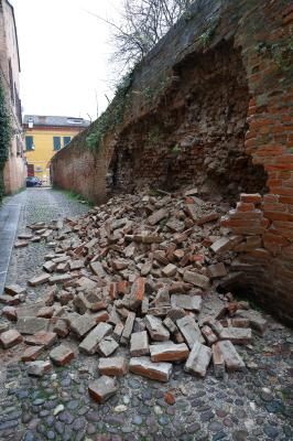 CROLLO MURO VIA DEL MELLONE